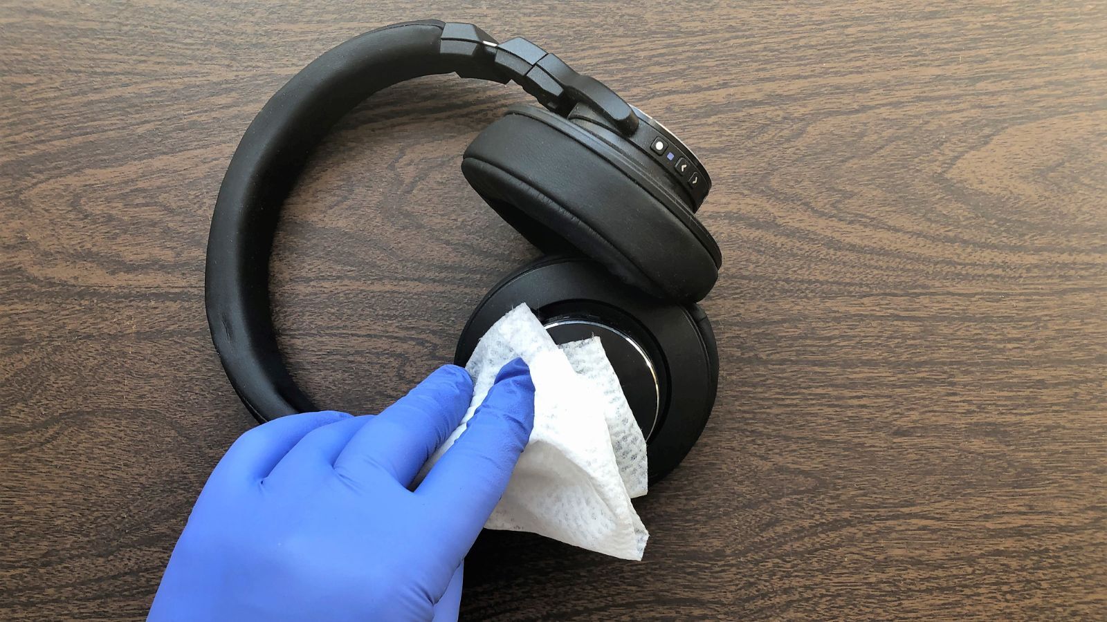 How to Clean Headphones? (Detailed Guide For Cleaning Each Component)