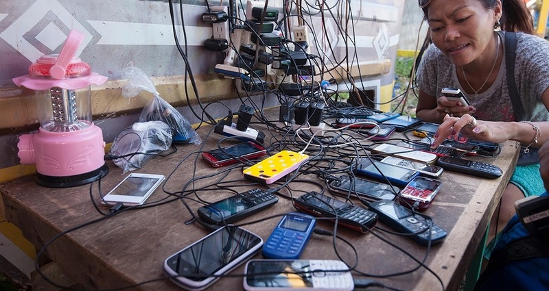People struggle to charge their smartphones globally