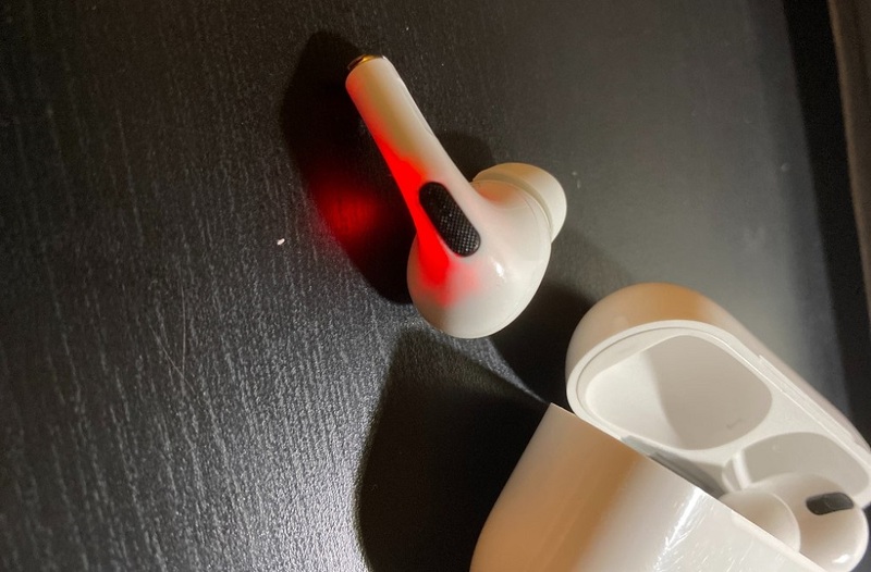 Blinking Red or Amber Light on the Airpod Case