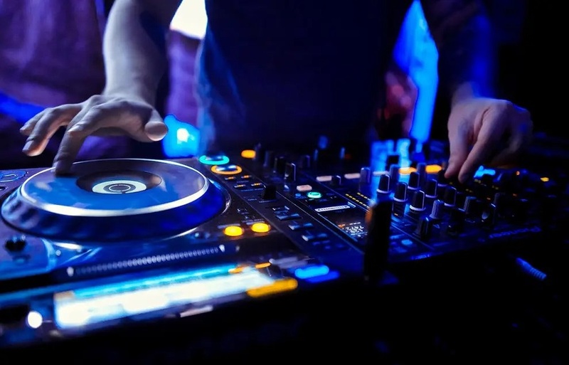 The average cost of a DJ per hour